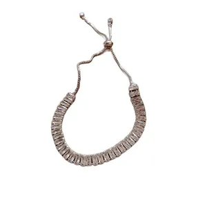 Elegante bracciale regolabile in argento con scintillanti zirconi a taglio baguette.