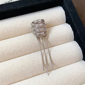 Elegante manguito de oreja plateado minimalista con capas de circón y flecos