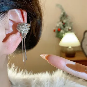 Elegante ear cuff de circonita con borlas, diseño multicapa, minimalista sin agujero.