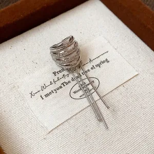 Elegante manguito de oreja de circón multicapa con borlas de plata para orejas sin