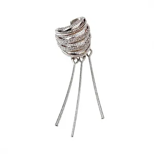 Elegante pendiente de cartílago plateado con circonitas y borlas de metal