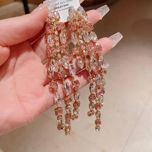 Eleganti orecchini a nappa in argento con cristalli rosa e trasparenti scintillanti