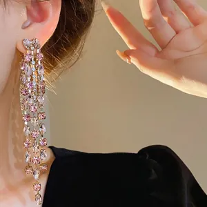 Orecchini a nappa lunga in argento con cristalli scintillanti rosa e trasparenti
