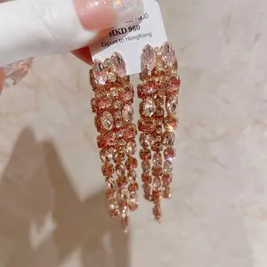 Eleganti orecchini a nappa dorati con decorazioni in pietre di cristallo rosa e trasparenti