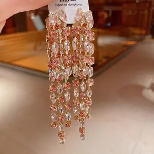 Eleganti orecchini pendenti di lusso con nappe in cristallo rosa e strass brillanti