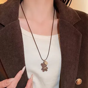 Collana con Pendente a Forma di Orso in Flaccato con Fiocco Oro Lega Marrone Corda in Pelle Catena per Maglione Gioielli per Donna