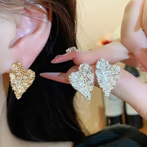 Orecchini a Bottone a Cuore con Perno in Argento Sterling 925 Placcato Oro 18K Zirconia Intarsiata Texture Pieghettata Gioielli Eleganti