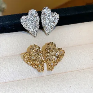 Orecchini a lobo a cuore in oro 18 carati con zirconi brillanti e texture di lusso