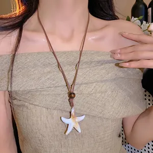 Collier rétro avec pendentif étoile de mer et perle en bois sur cordon brun