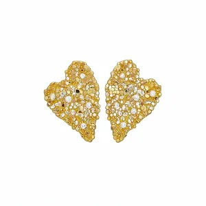 Orecchini a lobo a cuore placcati oro 18K con trama increspata e brillanti pietre di zircone