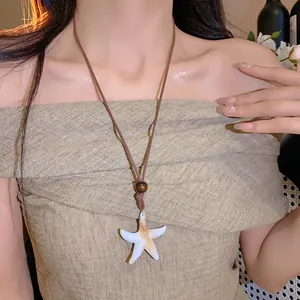Détail du collier avec pendentif étoile de mer en acrylique, perle bois et cordon cuir