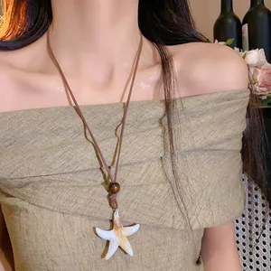 Gros plan d'un collier rétro en étoile de mer en acrylique avec perles en bois