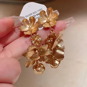 Boucles d'oreilles pendantes fleurs dorées vintage avec tiges en argent 925
