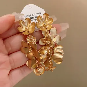 Boucles d'oreilles pendantes fleurs dorées mates avec tiges en argent S925 chic