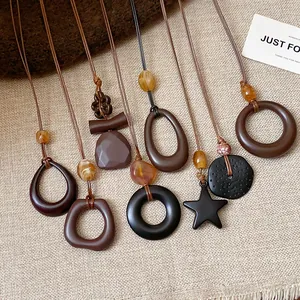 Collana con Ciondolo Geometrico in Resina Vintage Stile Etnico Retrò Catena a Maglia Lunga per Donna Gioielli di Nicchia Eleganti