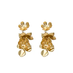 Boucles d'oreilles fleurs dorées vintage avec finition mate et design élégant chic