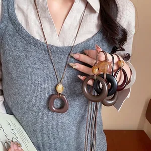 Collana con ciondolo geometrico in resina stile vintage per donna nei toni marrone e nero