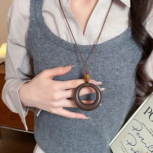 Collana con pendente circolare in resina vintage stile retrò da donna