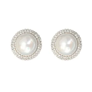 Élégantes boucles d'oreilles puces en perles blanches avec un halo de cristaux scintillants