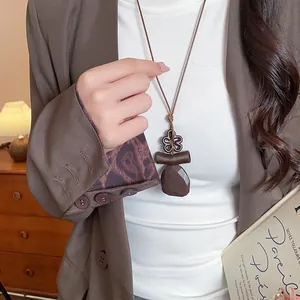 Dettaglio della collana con pendente in resina in stile etnico vintage indossata