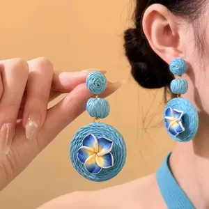 Boho blau gewebte Bast-Ohrhänger mit Plumeria-Blumen-Akzenten für den Sommerurlaub am Strand