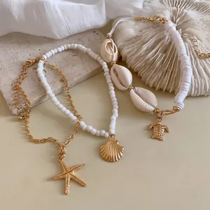 Conjunto de pulseras y tobilleras boho con cuentas de concha y dijes de estrella