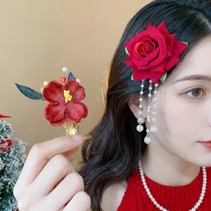 Nuovo Stile Cinese Fermaglio per Capelli a Forma di Rosa in Tessuto Rosso Con Nappa di Perle Artificiali Clip a Becco d'Anatra Retro Donna