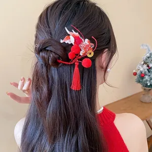 Elegante molletta in stile cinese con ricamo di pesce rosso e morbidi pompon