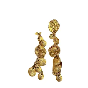 Orecchini vintage in metallo dorato testurizzato con pendenti a cerchio dal design unico