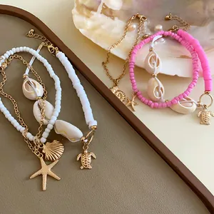 Conjunto de pulsera y tobillera bohemia de cuentas y conchas marinas con dijes vintage.