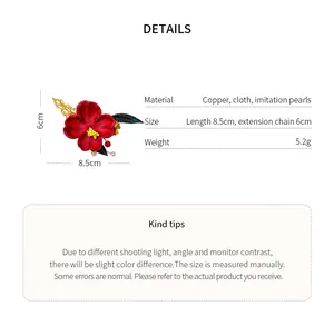 Specifiche dettagliate di un fermaglio per capelli a fiore in tessuto rosso e perle.