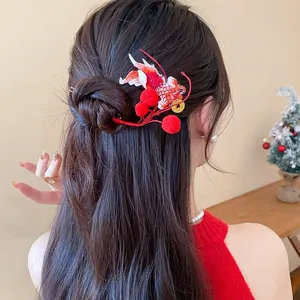 Vista dettagliata di un fermaglio per capelli in stile cinese con ricamo a pesce rosso