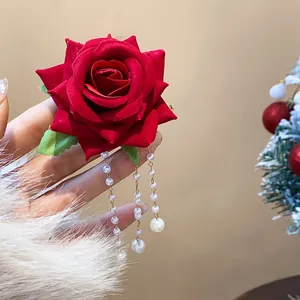 Vista dettagliata di una clip per capelli con rosa rossa e eleganti nappe di perle