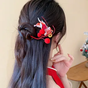 Dettaglio fermaglio per capelli in stile cinese con pesce koi ricamato rosso e pompon