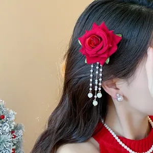 Primo piano dettagliato di un fermaglio per capelli a rosa rossa con eleganti nappe di perle