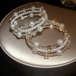 Elegantes pulseras multicapa de perlas y diamantes de imitación en oro y plata.
