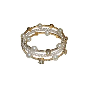 Elegante pulsera multicapa vintage dorada con perlas y brillantes diamantes