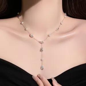 Dettaglio di una collana a Y con perle irregolari e sfere argentate