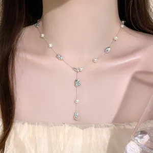Primo piano di un'elegante collana con perle irregolari e perline argentate