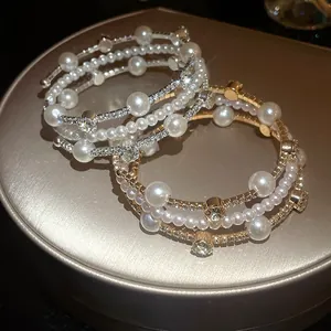 Primer plano de pulseras vintage de varias capas con perlas y diamantes de imitación
