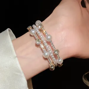 Primer plano de una pulsera multicapa de perlas y diamantes de imitación estilo francés
