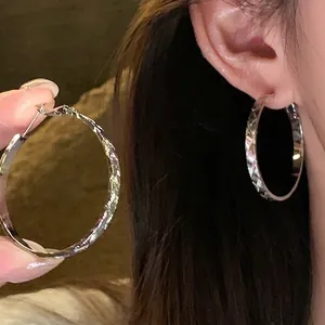 Orecchini a cerchio in argento minimalisti con elegante motivo a croce per donne