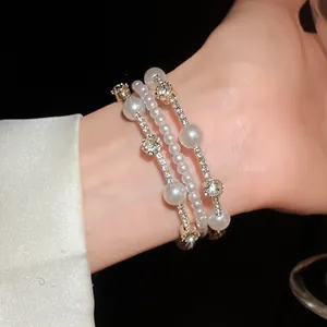 Elegante primer plano de una pulsera multicapa con perlas y cristales de estilo francés