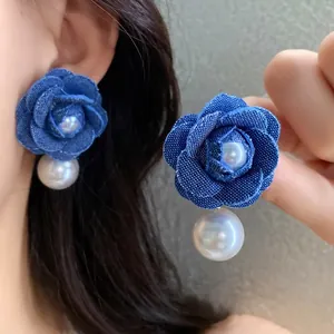Orecchini a rosa in denim fatti a mano con pendenti in perle bianche, gioielli floreali