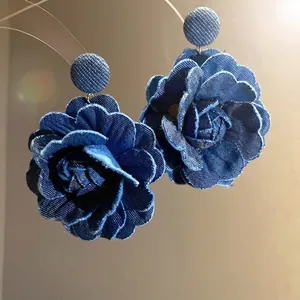 Eleganti orecchini pendenti a forma di rosa in tessuto denim blu per donne alla moda