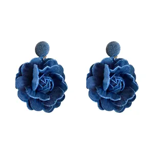 Eleganti orecchini a fiore in tessuto denim blu fatti a mano con perni in argento 925