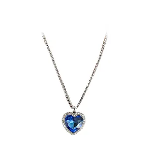 Elegante herzförmige blaue Kristallhalskette mit funkelnder Strasskette für Damen