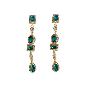 Elegantes pendientes largos geométricos con cristales verde esmeralda y acabado dorado