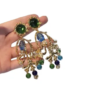 Orecchini in ago d'argento ornati con cristalli colorati e nappe a ramo retrò
