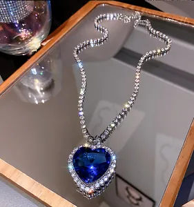 Detailansicht der blauen Herz-Halskette mit funkelndem Strass-Besatz und Kette